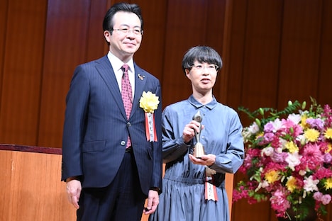 やまじえびねの贈呈式の様子。