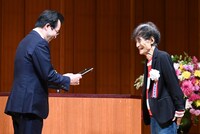 楳図かずおの贈呈式の様子。