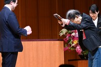 楳図かずおの贈呈式の様子。