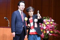 楳図かずおの贈呈式の様子。