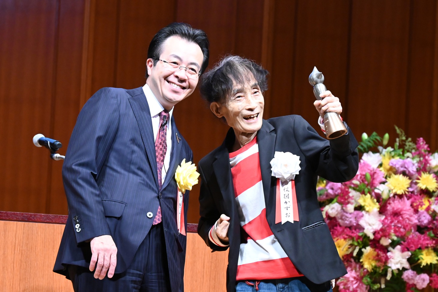 楳図かずおの贈呈式の様子。