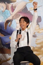 「アラバスタ編」の見どころとして、仲間の印である腕の×印を掲げるシーンを再現する織田信成。