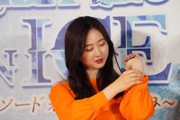 自身の関節の柔らかさを見せる本田望結。親指が手首にくっついている。