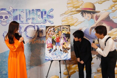 キービジュアルをじっくりと眺める本田望結、宇野昌磨、織田信成。