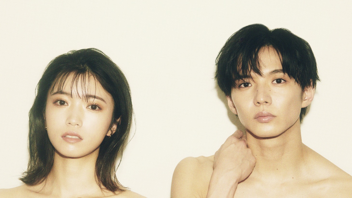 平田早苗役の美山加恋と、新田康祐役の佐藤大樹。 (c)ABC