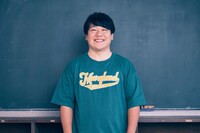 ニシダ・コウキ（ラランド）扮する中座貴司。愛称はタカポン。元来のムードメーカーを発揮し、同窓会を盛り上げていた。