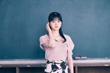 紺野彩夏扮する葉月依莉奈。昔から正義感が強く、物おじせず自分の意見をはっきり言う性格。周囲にも頼りにされている。