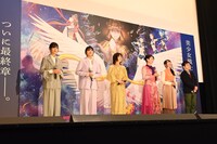 左から佐倉綾音、早見沙織、林原めぐみ、三石琴乃、水樹奈々、高橋知也監督。