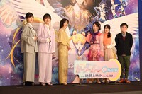 左から佐倉綾音、早見沙織、林原めぐみ、三石琴乃、水樹奈々、高橋知也監督。