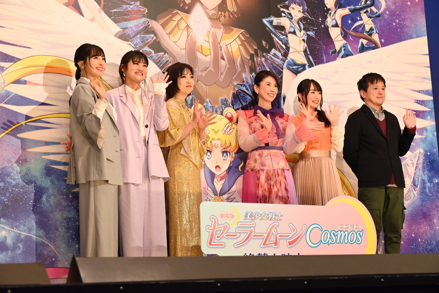 左から佐倉綾音、早見沙織、林原めぐみ、三石琴乃、水樹奈々、高橋知也監督。