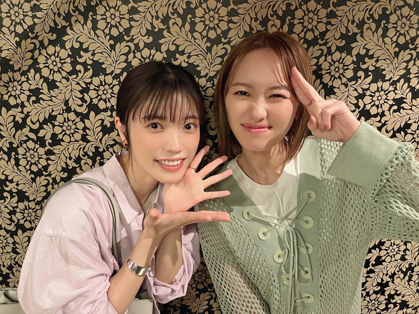 撮影現場のオフショット。左から、美山加恋、工藤遥。 (c)ABC