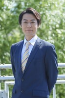 佐久間孝之役の福士誠治。