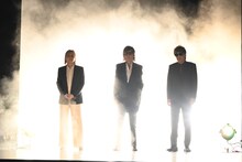 左からTM NETWORKの小室哲哉、宇都宮隆、木根尚登。