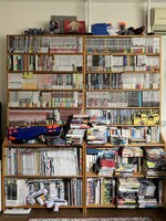 秋山チーフディレクターの自宅の本棚一部。本棚にはかなりの冊数のマンガがところ狭しと並べられている。