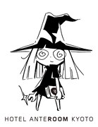 宿泊者には先着特典で未発表作品「世界の終わりの魔法使い 7 さまよえる双子（仮）」第1話の小冊子をプレゼント。画像の人物は、同作に登場する新キャラとのこと。