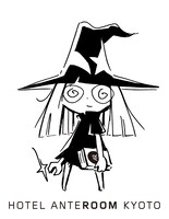 宿泊者には先着特典で未発表作品「世界の終わりの魔法使い 7 さまよえる双子（仮）」第1話の小冊子をプレゼント。画像の人物は、同作に登場する新キャラとのこと。