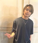 ピースをする松岡広大を捉えた撮影現場のオフショット。 (c)ABC