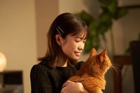 ネコのモカちゃんを抱く美山加恋を捉えた撮影現場のオフショット。 (c)ABC