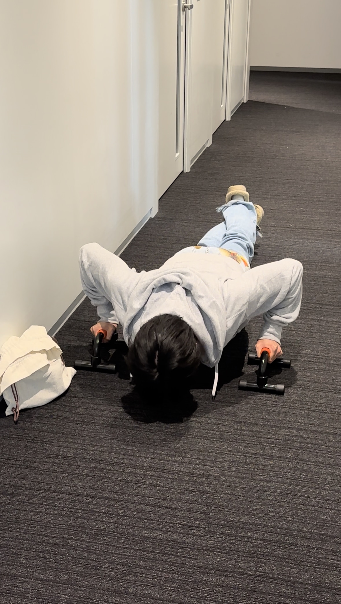 撮影現場のオフショット。シャワーシーンの撮影直前に現場の片隅でトレーニングをする佐藤大樹。 (c)ABC