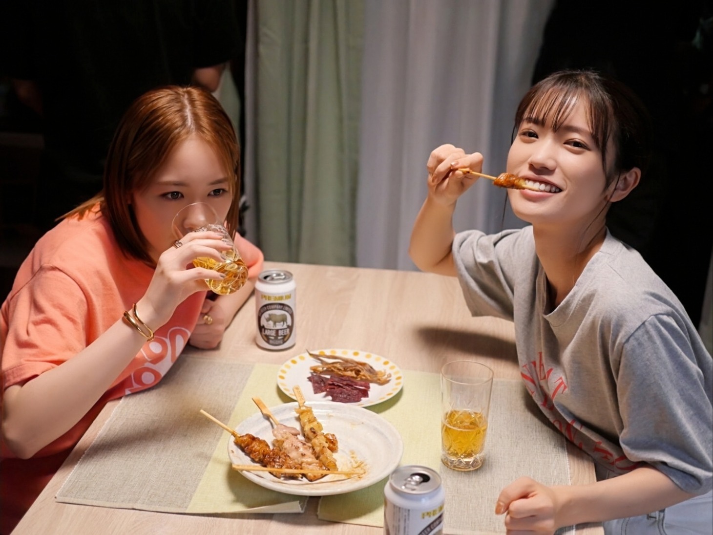 撮影現場のオフショット。左から、工藤遥、美山加恋。 (c)ABC