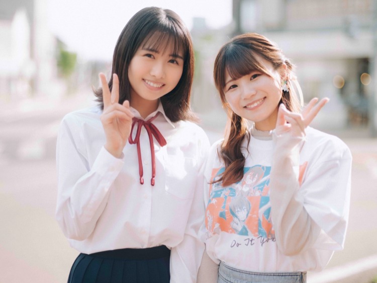 上村ひなの（左）と稲垣好（右）のツーショット。