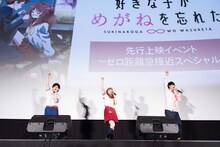 歌とダンスを披露する伊藤昌弘、若山詩音、オーイシマサヨシ。