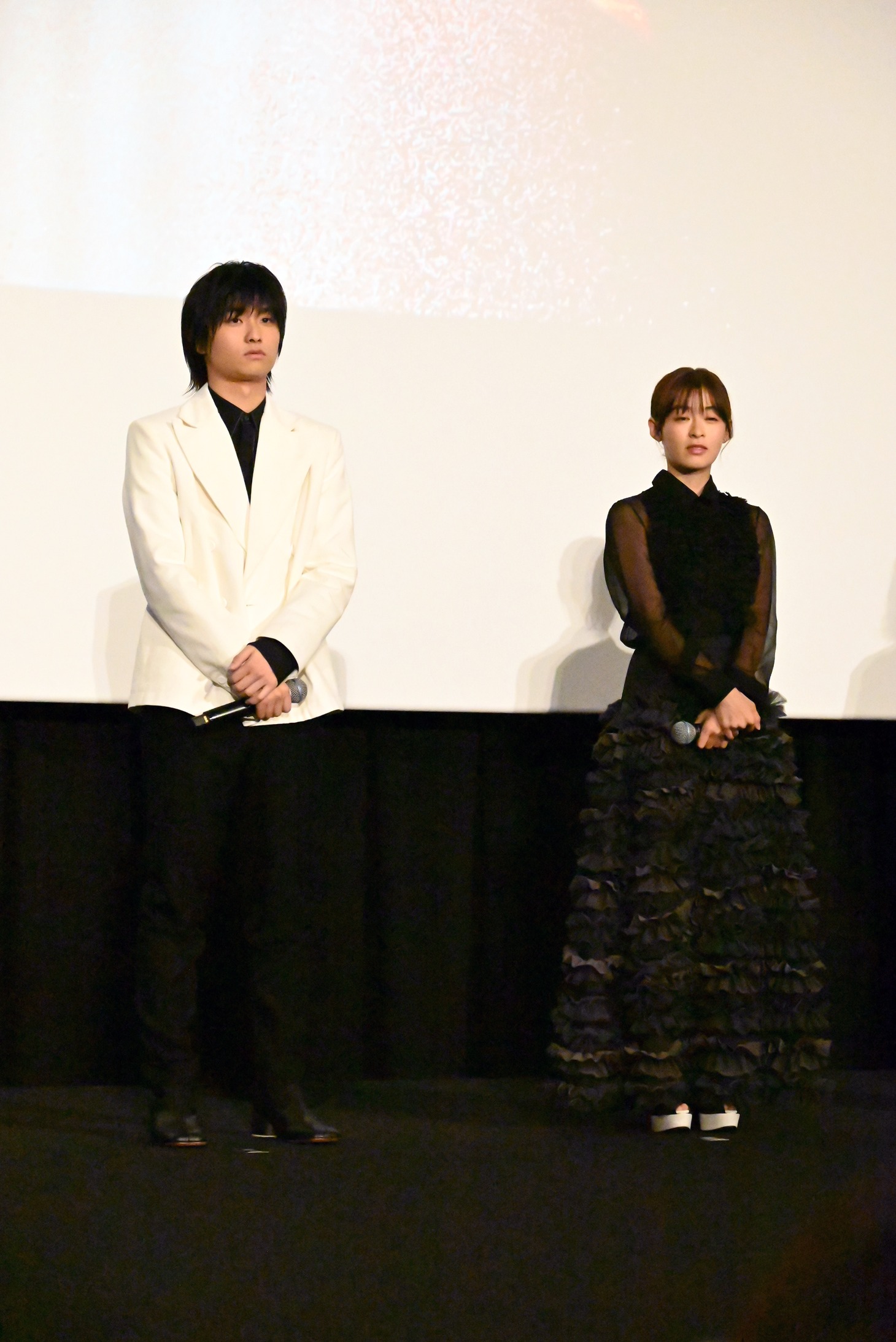 左から奥平大兼、森七菜。