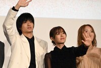 実写映画「君は放課後インソムニア」の公開記念舞台挨拶より。左から奥平大兼、森七菜、工藤遥。