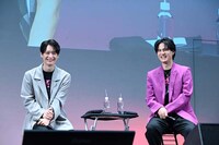 左から梅原裕一郎、武内駿輔。