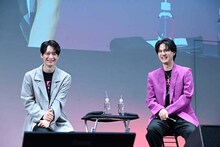 左から梅原裕一郎、武内駿輔。