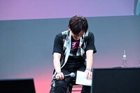 久保帯人からの手紙を見る森田成一。