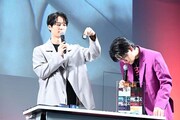 グッズ紹介をする梅原裕一郎と武内駿輔。