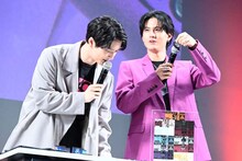 グッズ紹介をする梅原裕一郎と武内駿輔。