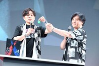 グッズ紹介をする森田成一と杉山紀彰。