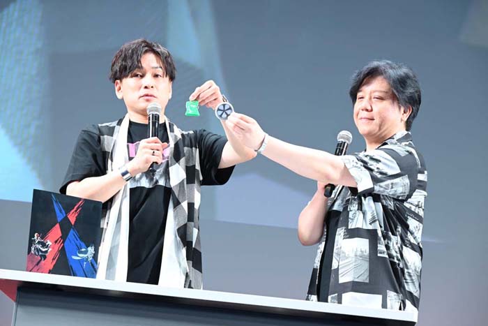 グッズ紹介をする森田成一と杉山紀彰。