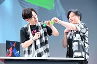 グッズ紹介をする森田成一と杉山紀彰。