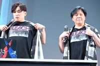 グッズ紹介をする森田成一と杉山紀彰。