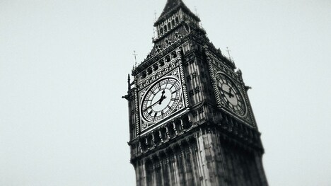 TVアニメ「アンデッドガール・マーダーファルス」ノンクレジットエンディング映像より。 (c)青崎有吾・講談社／鳥籠使い一行