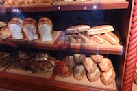 「魔女の宅急便」のフォトスポット。ショーウィンドウの映り込みまでもがプリントで再現されている。 (c)Studio Ghibli