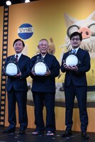 開会セレモニーの様子。左から、日本テレビ 代表取締役会長執行役員杉山美邦氏、鈴木敏夫、KDDI株式会社執行役員常務竹澤浩氏。 (c)Studio Ghibli