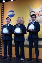 開会セレモニーの様子。左から、日本テレビ 代表取締役会長執行役員杉山美邦氏、鈴木敏夫、KDDI株式会社執行役員常務竹澤浩氏。 (c)Studio Ghibli