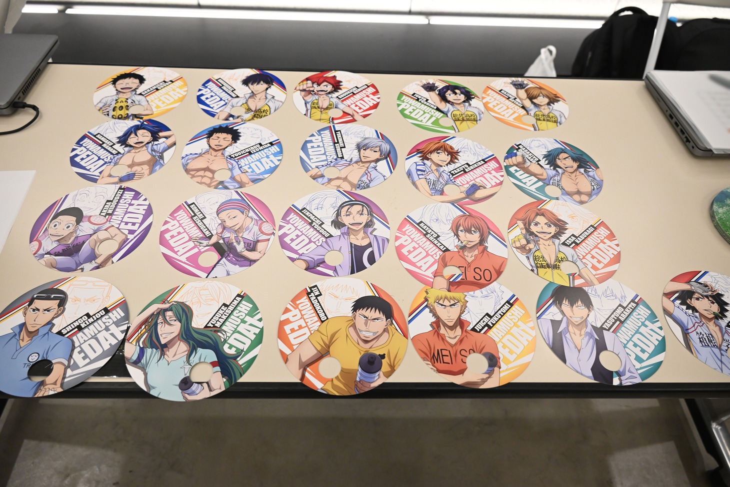 「TVアニメ『弱虫ペダル LIMIT BREAK』ボクたちの限界突破！展」の入場者プレゼントとして用意された紙製うちわ。