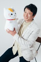 ニャンコ先生を持つ井上和彦。