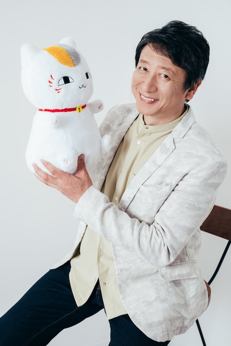 ニャンコ先生を持つ井上和彦。