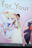 エターナルセーラームーンを思わせる衣装を着て登壇した三石琴乃。