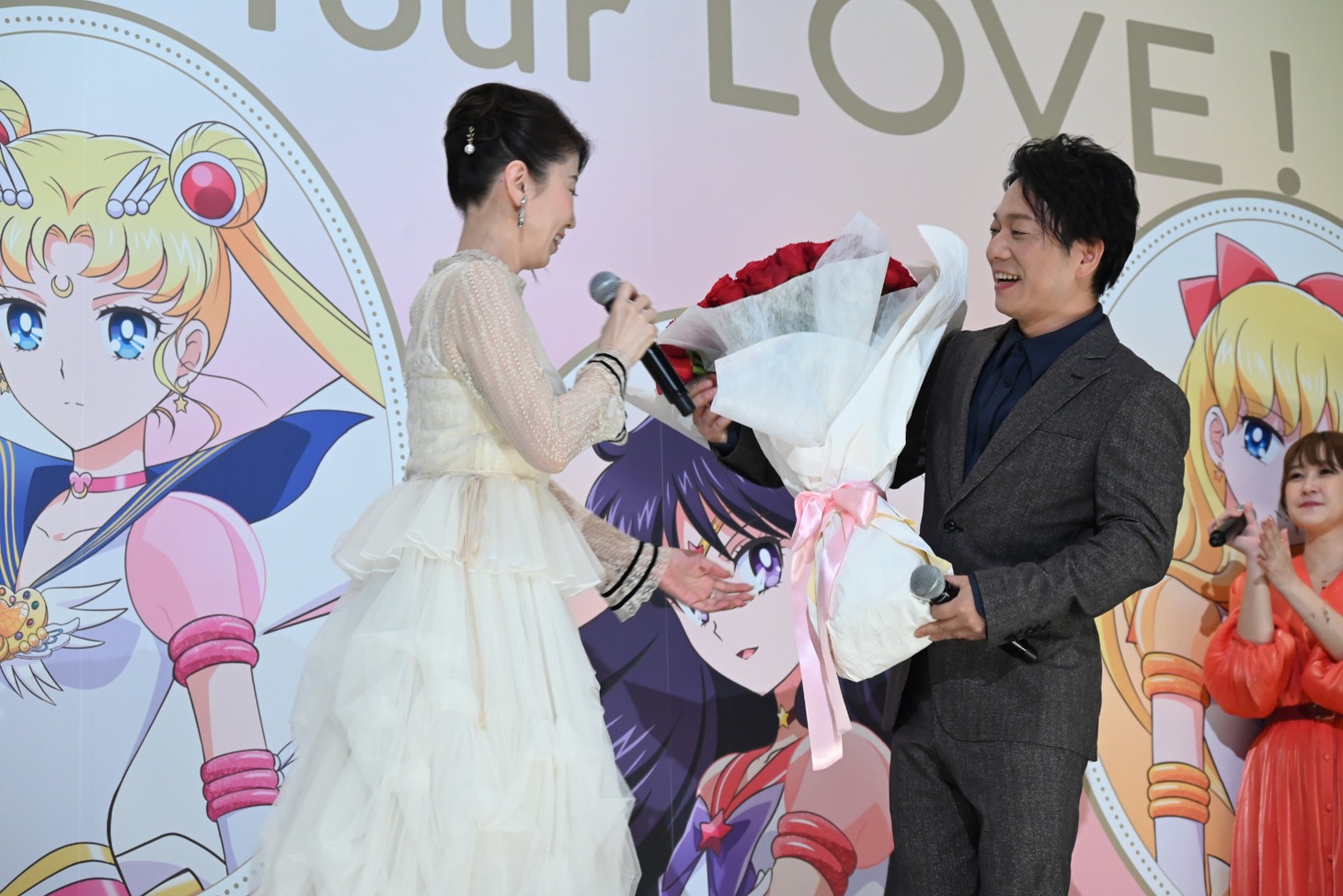 野島健児が三石琴乃に花束を手渡す。