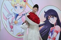 大きな花束に驚きとよろこびを見せる三石琴乃。乳幼児くらいの重さがあると表現していた。