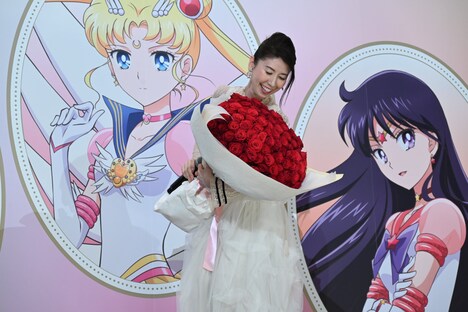 大きな花束に驚きとよろこびを見せる三石琴乃。乳幼児くらいの重さがあると表現していた。