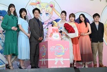 左から小清水亜美、金元寿子、野島健児、三石琴乃、佐藤利奈、伊藤静、高橋知也監督。