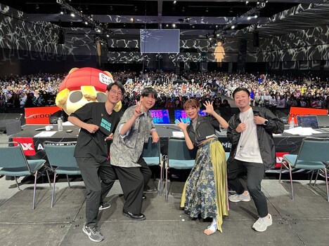 「Anime Expo 2023」より、TVアニメ「アンデッドアンラック」ステージの様子。